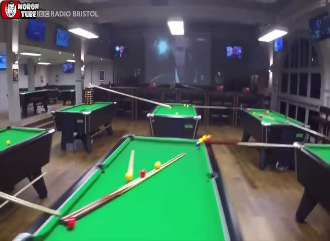 Video :They used a stick to beat a brash thief